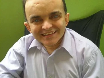 Foto de perfil de Alex Garcia, homem de pele clara usando camisa social clara.