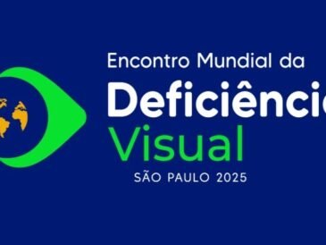 Banner com fundo azul escuro com o título do evento e, no lado esquerdo, um desenho de um olho que reflete os continentes do mapa mundial.